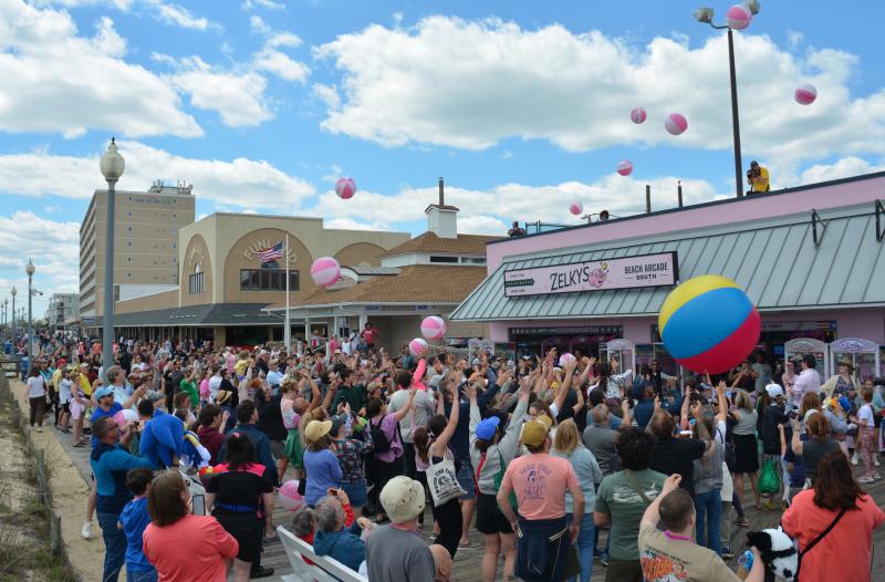Zelky’s Beach Arcade hosts inaugural Beach Ball Drop