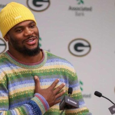 Micah Parsons trade: New Packers star consoles young Cowboys fan, sends jersey after move from Dallas