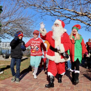Santa arrives by boat, kicks off Lewes holiday season