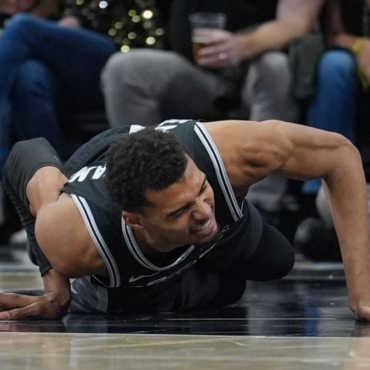 Spurs star Victor Wembanyama hyperextendeds knee, but reportedly avoids major issue